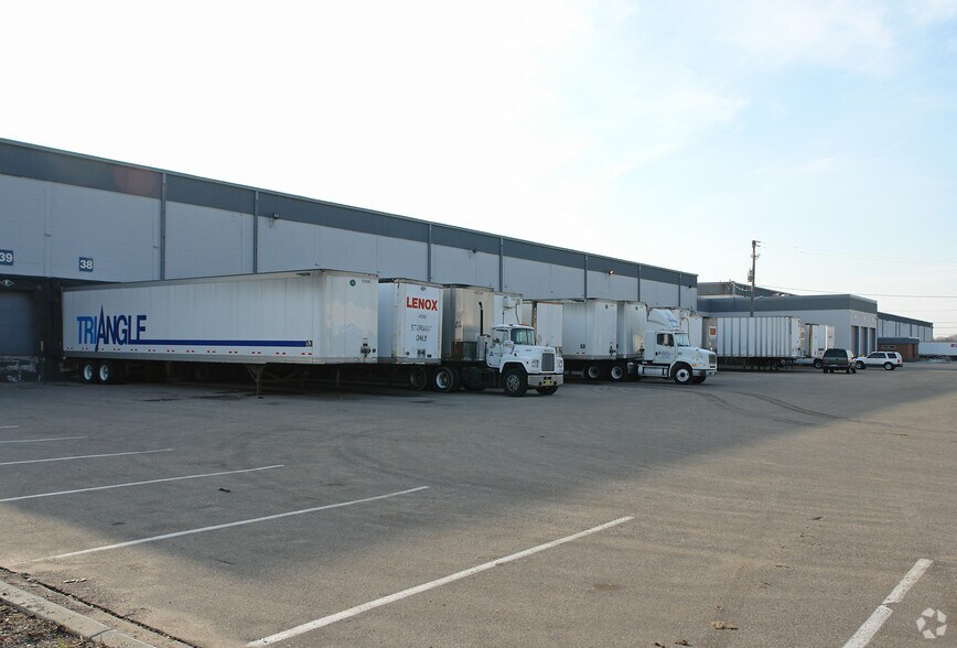 More Photos Of 2500 Walnut St, Roseville Warehouse For Lease
