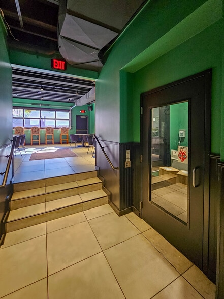 More Photos Of 3207 Leavenworth St, Omaha Bar For Sale