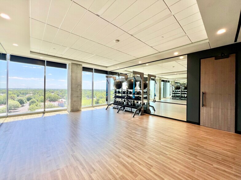 More Photos Of 110 East Blvd, Charlotte Office For Lease