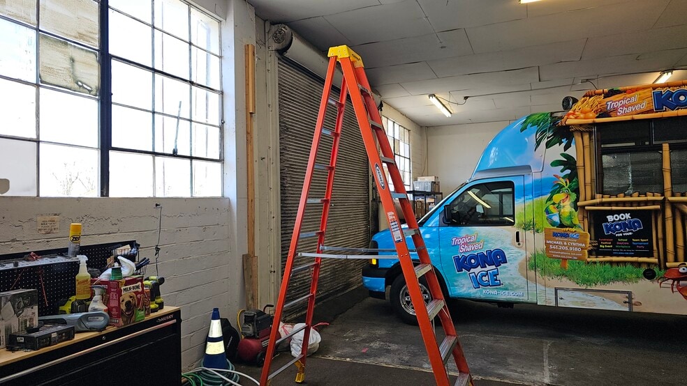 More Photos Of 4609 S 6th St, Klamath Falls Storefront For Sale