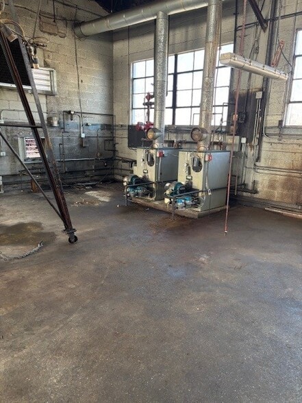 More Photos Of 21 Taylor St, Danbury Manufacturing For Sale