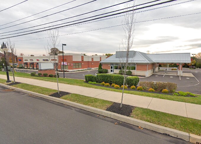 More Photos Of 1600 Sumneytown Pike, Lansdale Bank For Lease