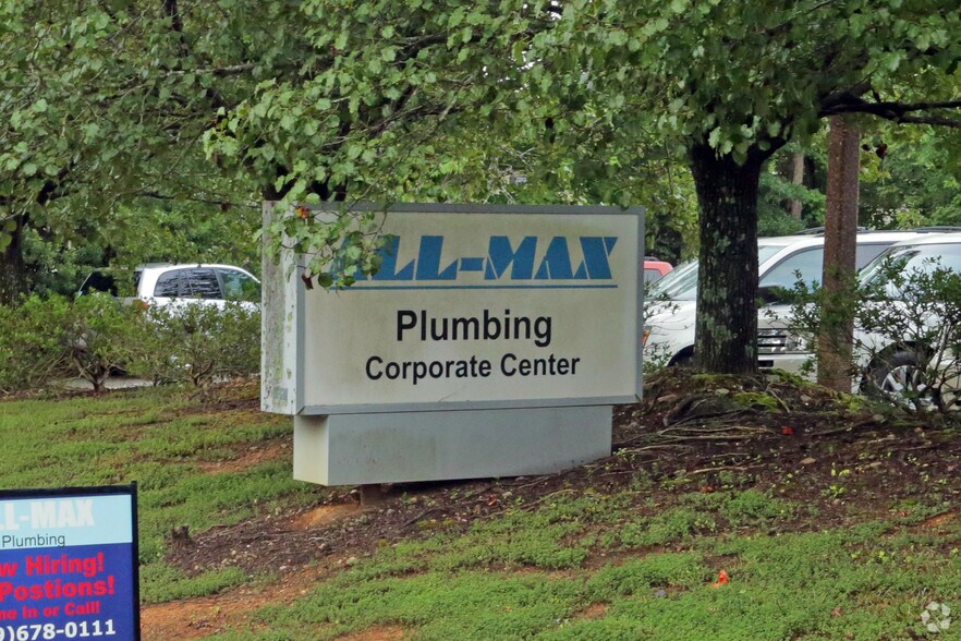 More Photos Of 2420-2428 Reliance Ave, Apex Flex For Lease