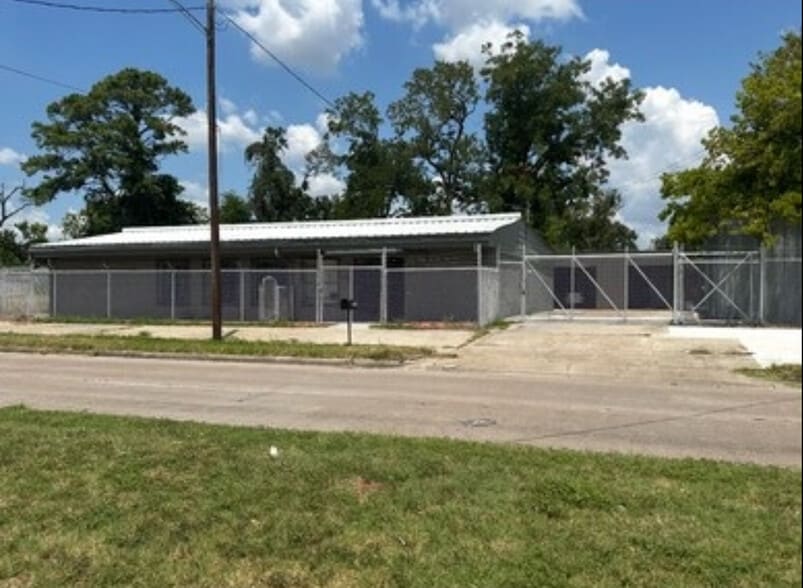 More Photos Of 7001 Weaver Rd, Houston Manufacturing For Lease