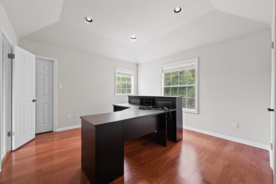 More Photos Of 19019 TX-71, Spicewood Office Residential For Lease