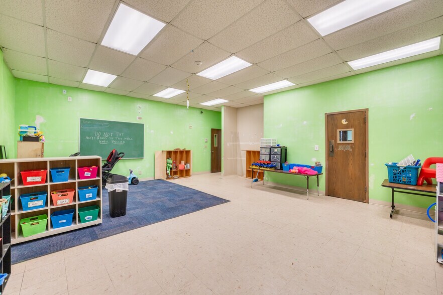 More Photos Of 3170 N McMullen Booth Rd, Clearwater Schools For Lease