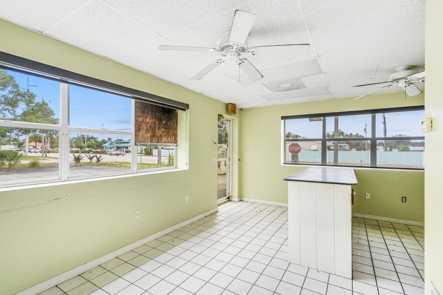 More Photos Of 725 12th St, Vero Beach Auto Repair For Sale