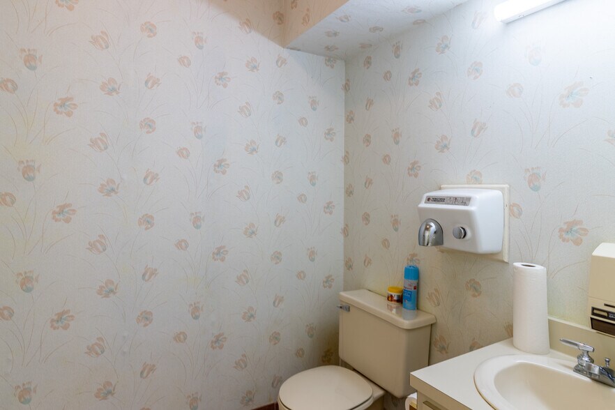 More Photos Of 1421 Ross Dr, Dalton Office For Sale