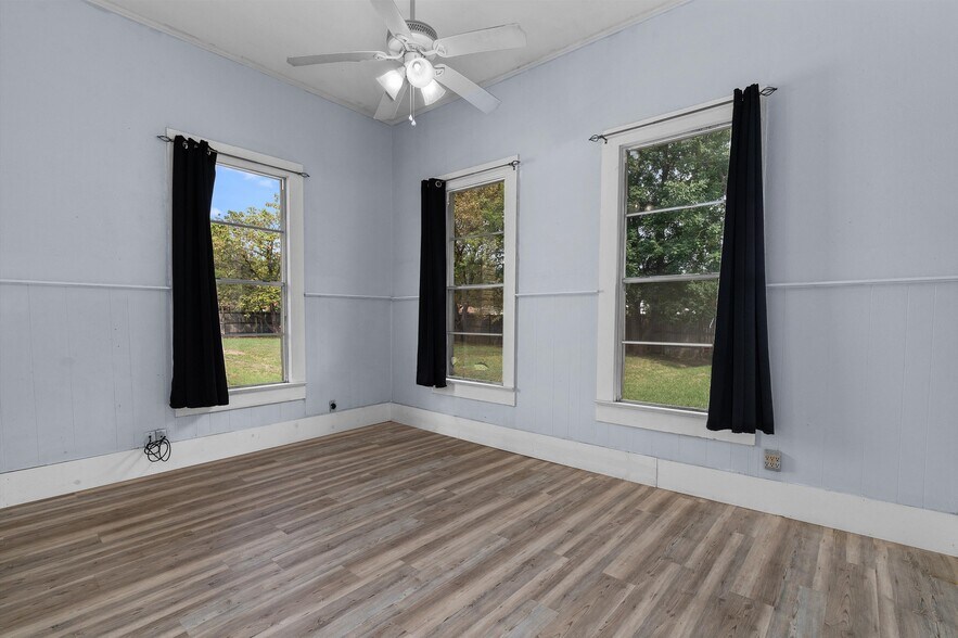 More Photos Of 605 E Broadway St, Jefferson General Retail For Sale