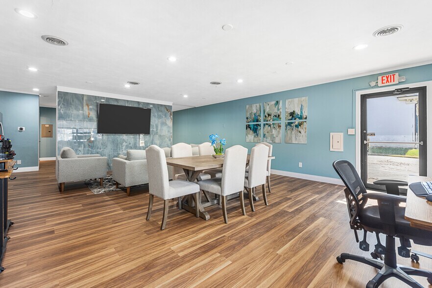 More Photos Of 134 S Main St, Columbia Drugstore For Sale