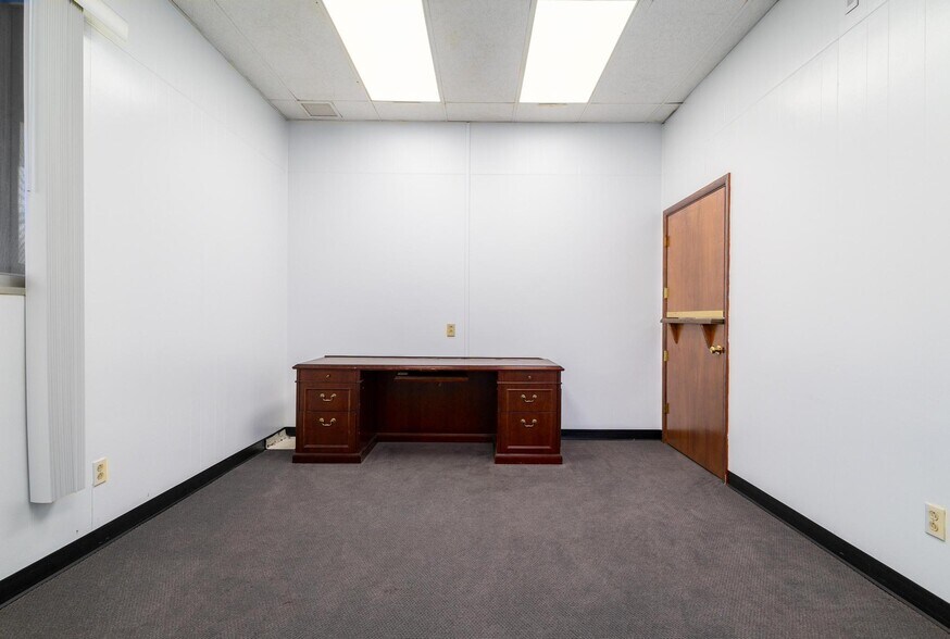 More Photos Of 630 Market St, Steubenville Office For Sale