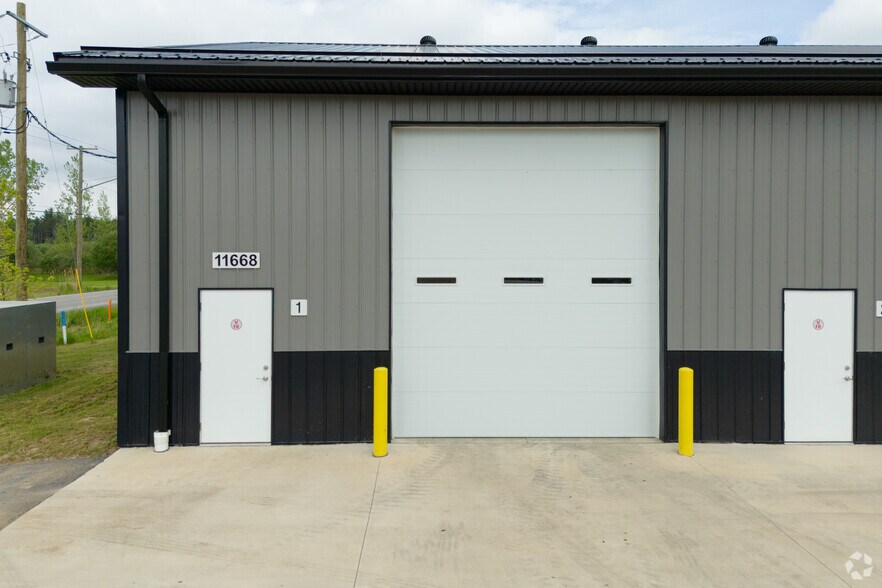 More Photos Of 11668 Broadway St, Alden Warehouse For Lease