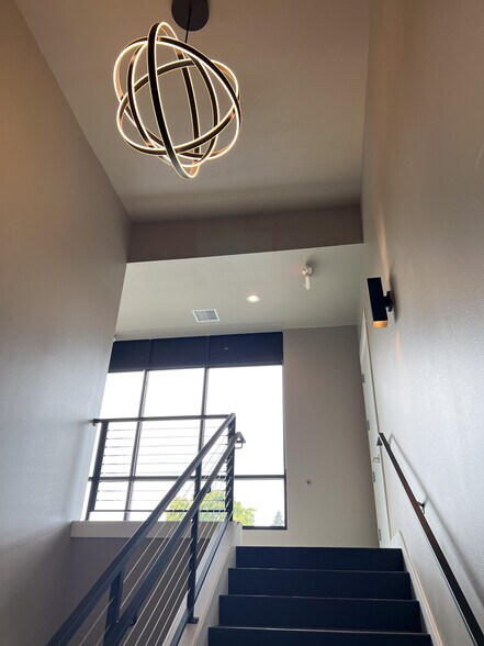 More Photos Of 735 E Clarendon St, Gladstone Office For Sale