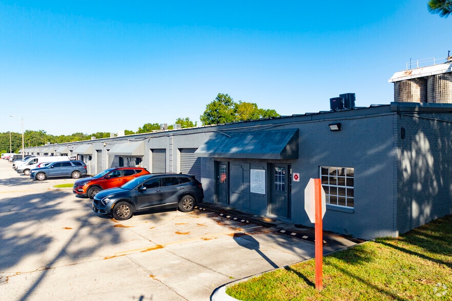 More Photos Of 501 S Falkenburg Rd, Tampa Warehouse For Lease