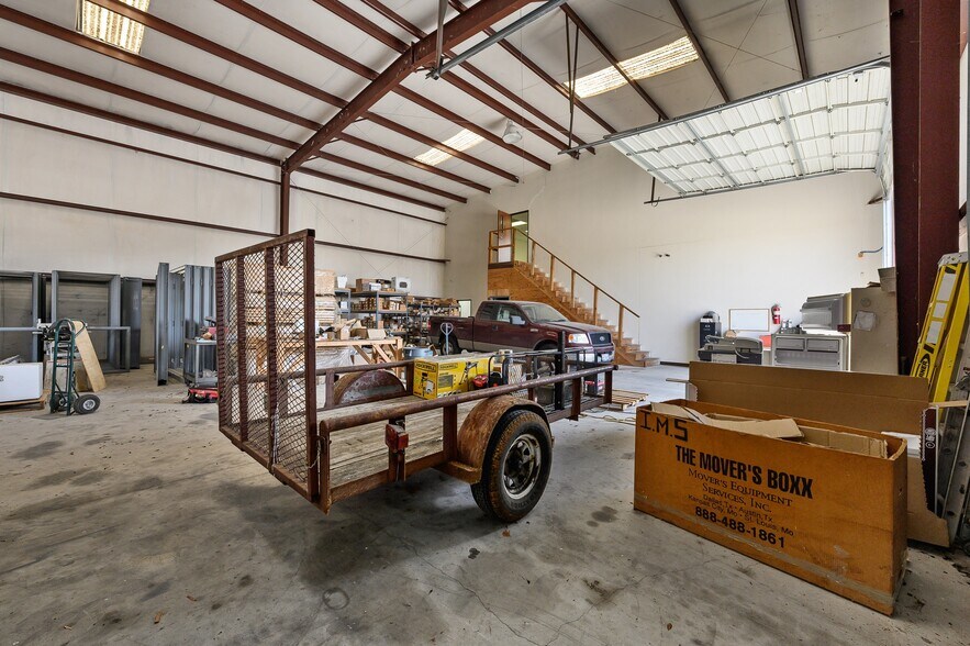 More Photos Of 165 Tecon Cv, Buda Warehouse For Lease