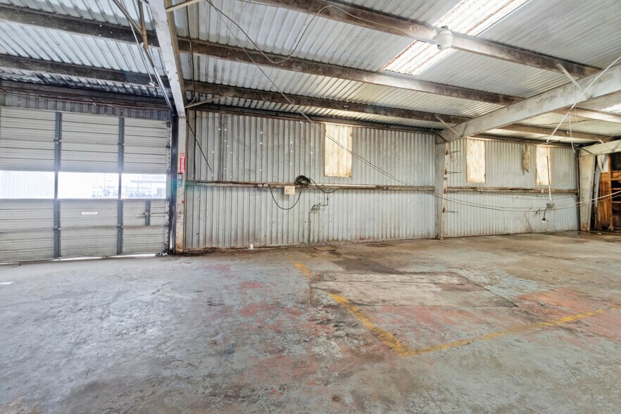 More Photos Of 1801 N Main St, Baytown Flex For Sale