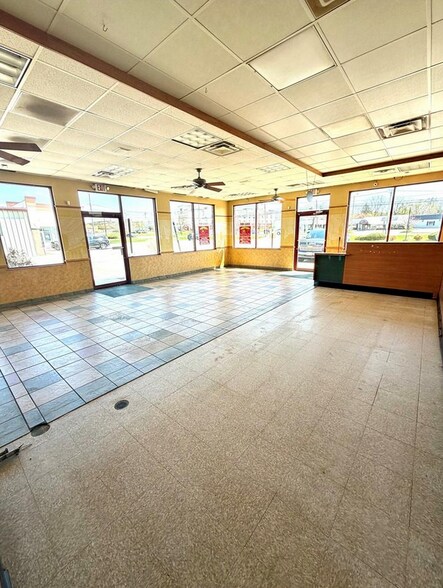 More Photos Of 4243 Lakeville Rd, Geneseo Storefront For Lease