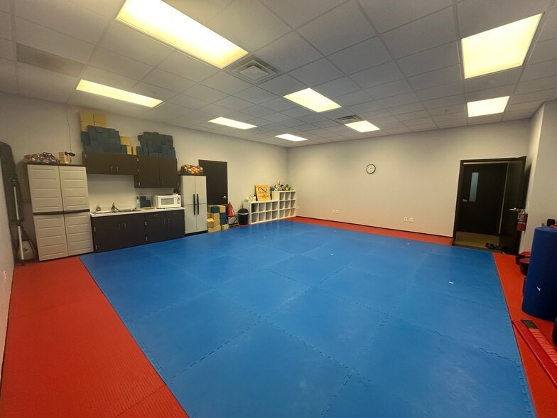More Photos Of 1815 Morrissey Dr, Bloomington Warehouse For Sale