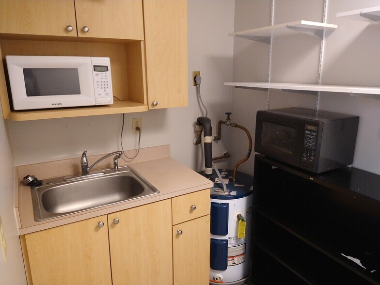 More Photos Of 6238 Presidential Ct, Fort Myers Medical For Sale
