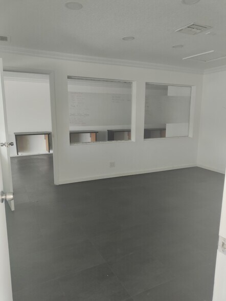 More Photos Of 4861 N Dixie Hwy, Oakland Park Office Residential For Lease