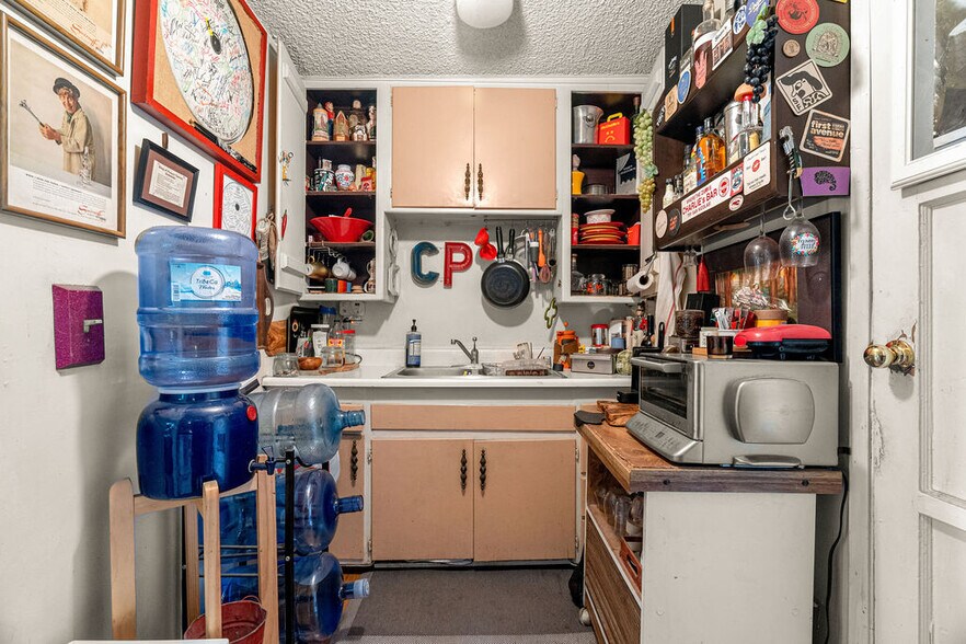 More Photos Of 2200 W Burbank Blvd, Burbank Freestanding For Sale