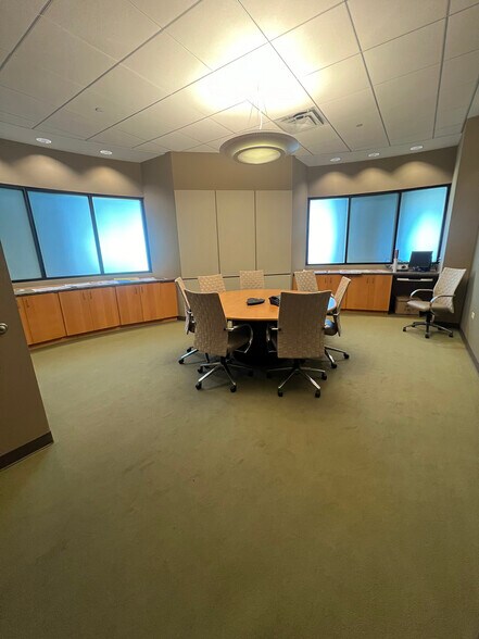 More Photos Of 933 Tower Rd, Mundelein Warehouse For Sale