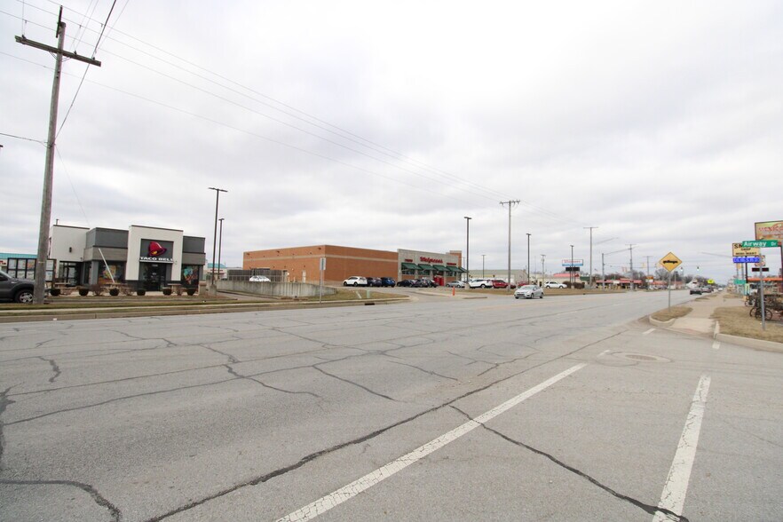 More Photos Of 1308 S Heaton St, Knox Auto Repair For Sale