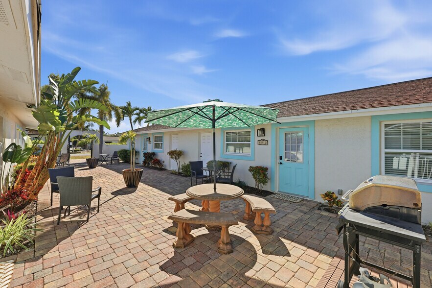 More Photos Of 559 105th Ave N, Naples Multifamily For Sale