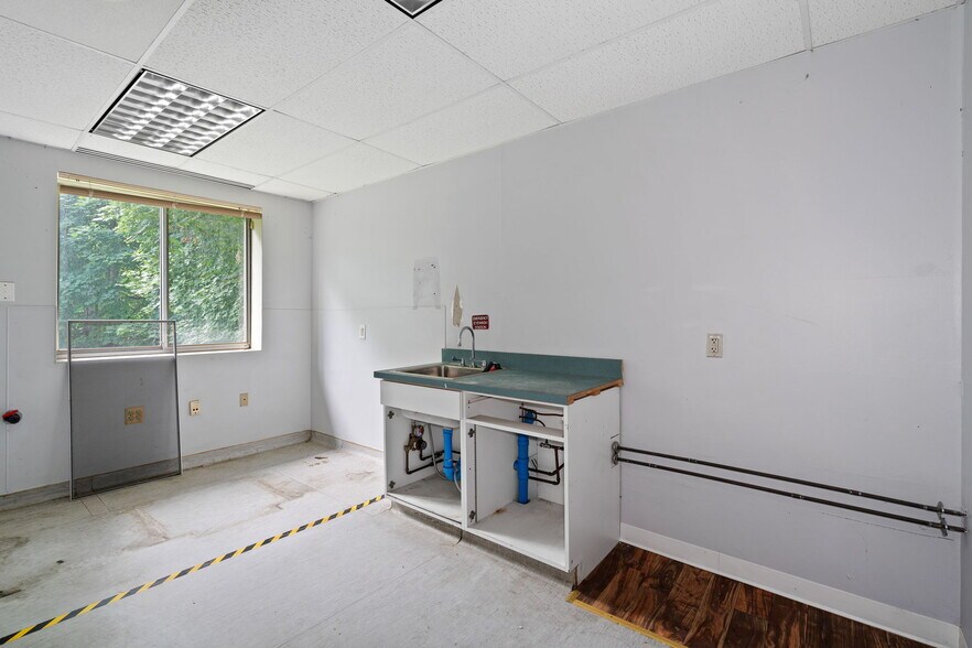More Photos Of 4 Corwin Ct, Newburgh Medical For Sale