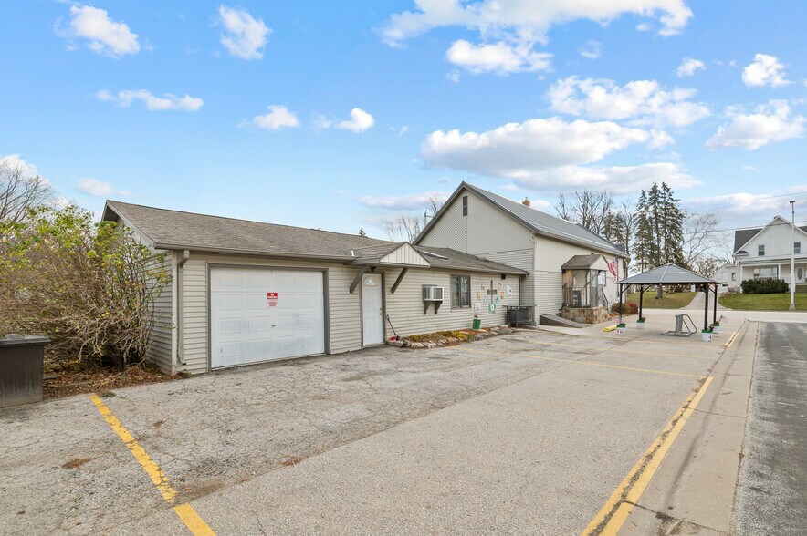 More Photos Of 1689 Day St, Greenleaf Restaurant For Sale