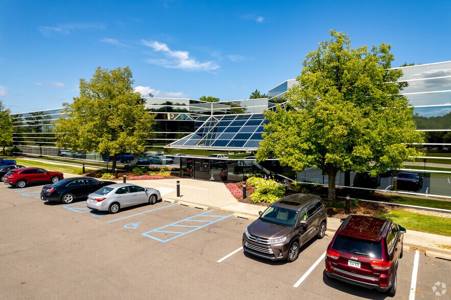More Photos Of 32000 Northwestern Hwy, Farmington Hills Office For Lease