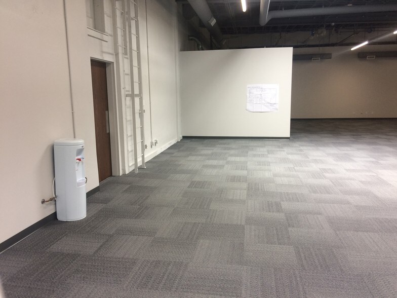 More Photos Of 533 E Walnut St, Green Bay Freestanding For Sale