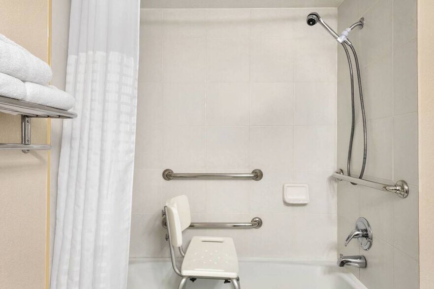 More Photos Of 4685 NE 14th St, Des Moines Hotel For Sale