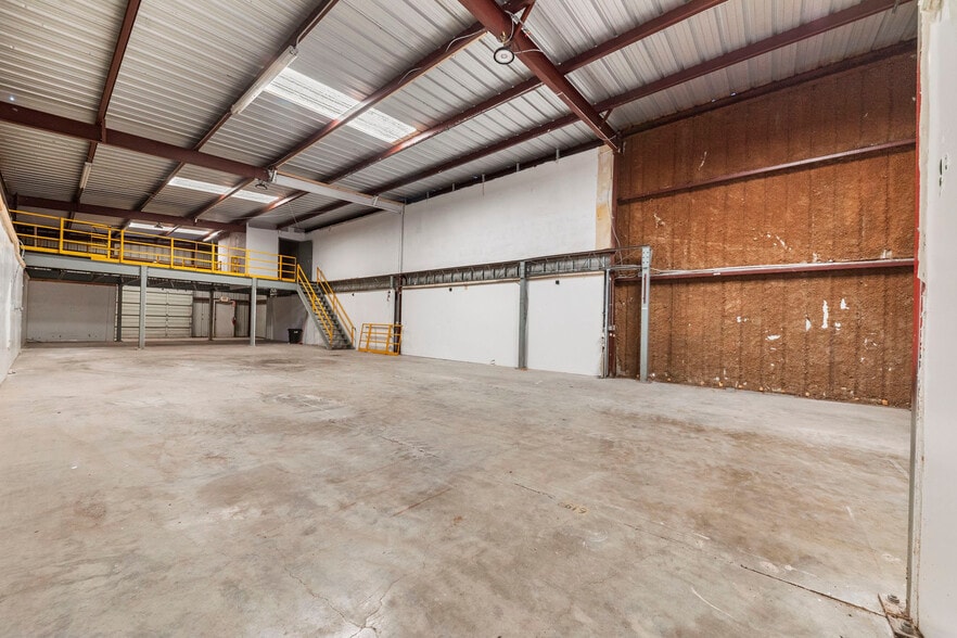 More Photos Of 49 Happy St, Killeen Warehouse For Lease