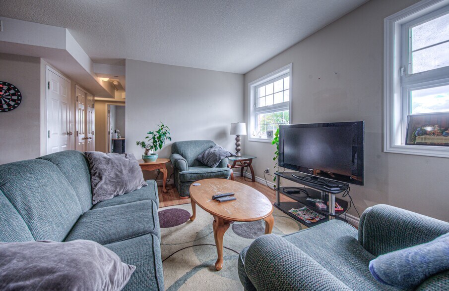 More Photos Of 172 Regina St N, Waterloo Apartments For Sale