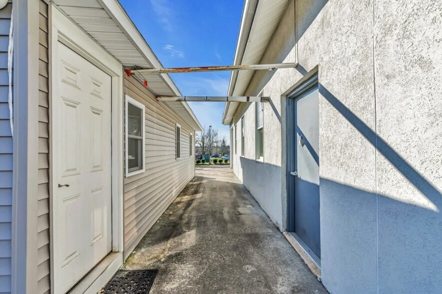 More Photos Of 3209 Atlantic Ave, Allenwood Showroom For Sale