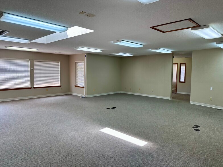 More Photos Of 255 SW 1st Ave, Canby Loft Creative Space For Sale