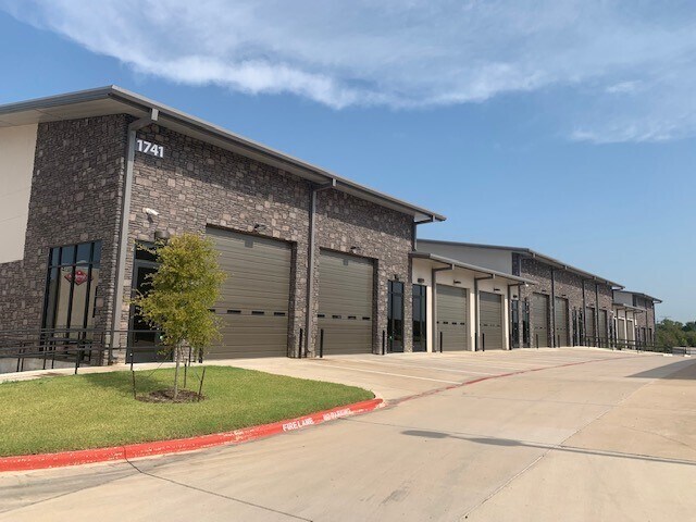 More Photos Of 1741 N Highway 377, Roanoke Showroom For Lease