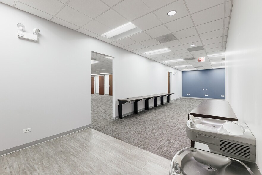 More Photos Of 5362-5364 W Devon Ave, Chicago Office For Sale