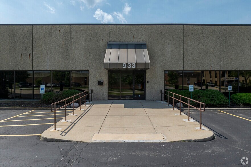 More Photos Of 933 E Remington Rd, Schaumburg Warehouse For Lease