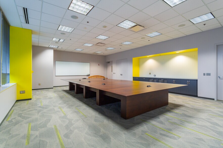 More Photos Of 4 Overlook Pt, Lincolnshire Office For Lease