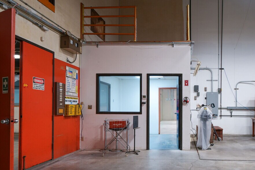 More Photos Of 1555-1557 SE Crystal Lake Dr, Corvallis Warehouse For Lease