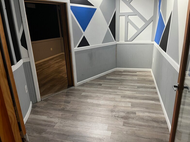 More Photos Of 12028 Vose St, North Hollywood Showroom For Lease