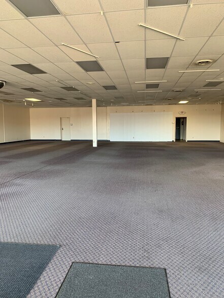 More Photos Of 1003-1047 W 7th St, Auburn Unknown For Lease