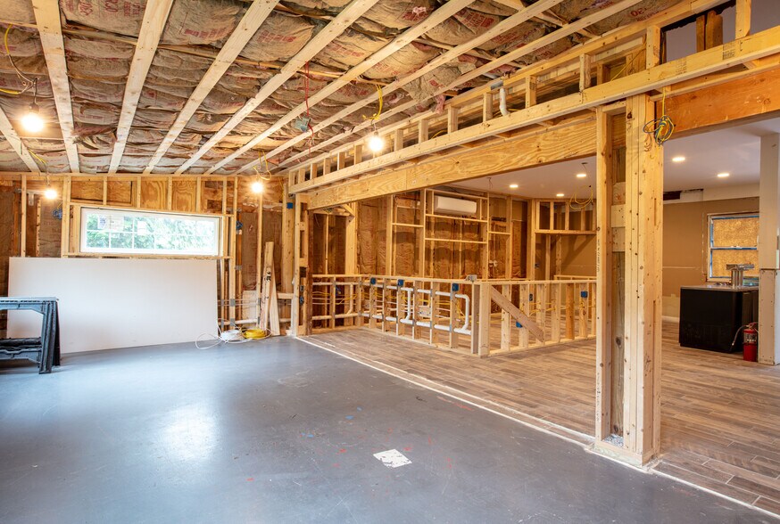 More Photos Of 137 Longwoods Rd, Cumberland Restaurant For Lease