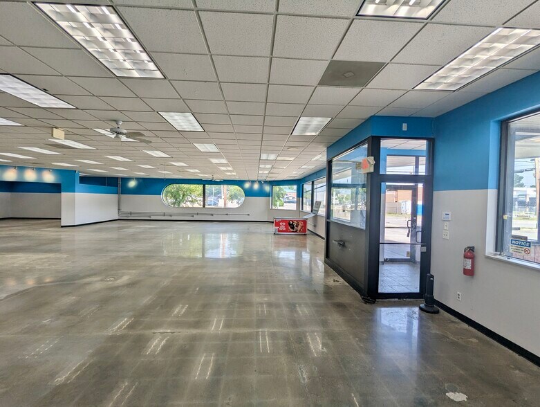 More Photos Of 819 W Main St, Carbondale General Retail For Lease