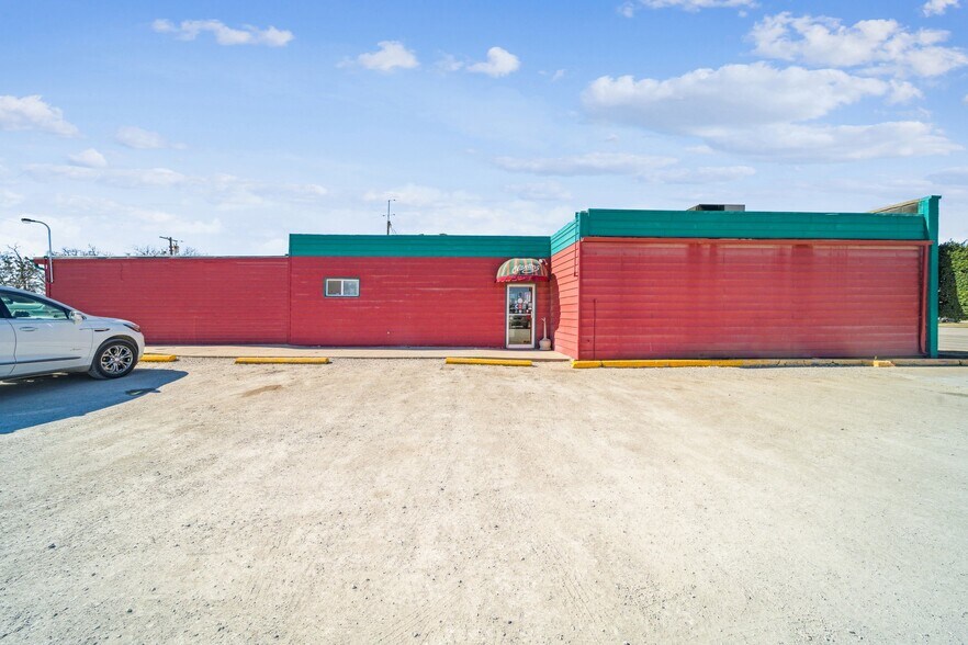 More Photos Of 319 E Illinois Ave, Vinita Restaurant For Sale