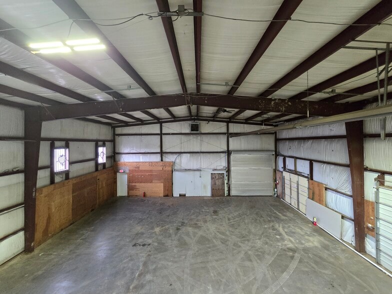 More Photos Of 14 Park Dr, Franklin Warehouse For Lease