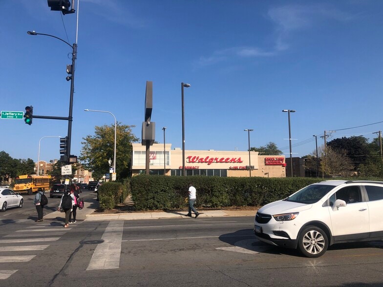 More Photos Of 2015 E 79th St, Chicago Freestanding For Lease