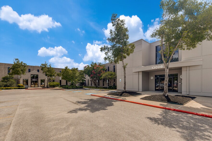 More Photos Of 1300 Bay Area Blvd, Houston Office For Lease